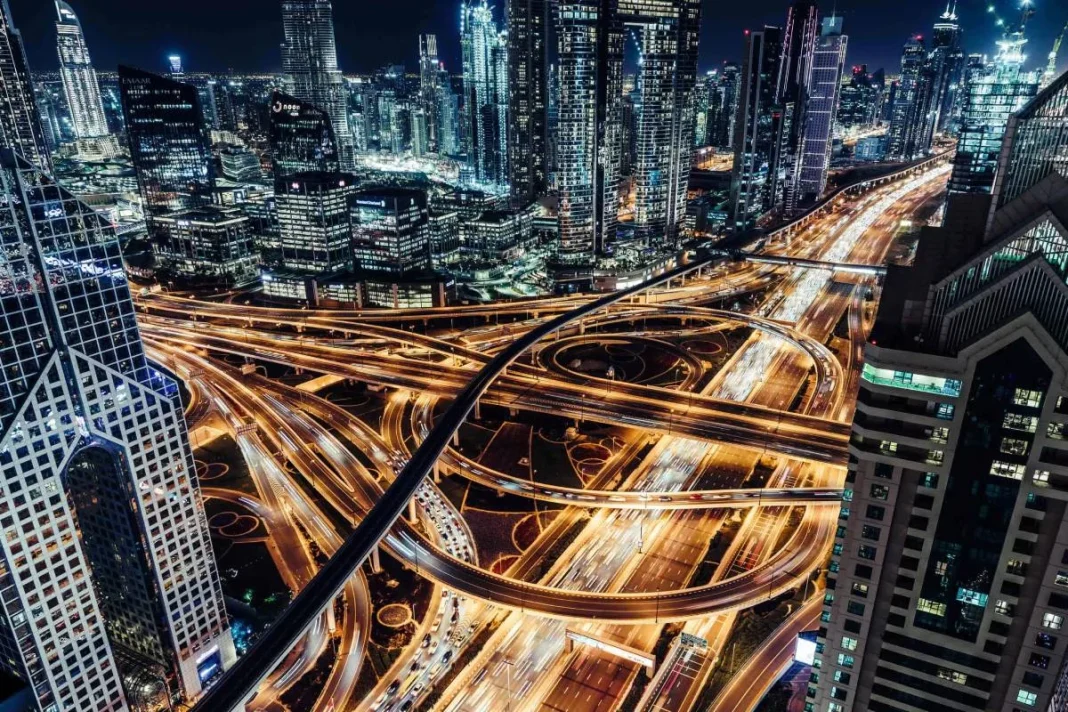 La visión futurista de Dubái: Granjas urbanas y tranvías eléctricos en la mayor autopista inteligente