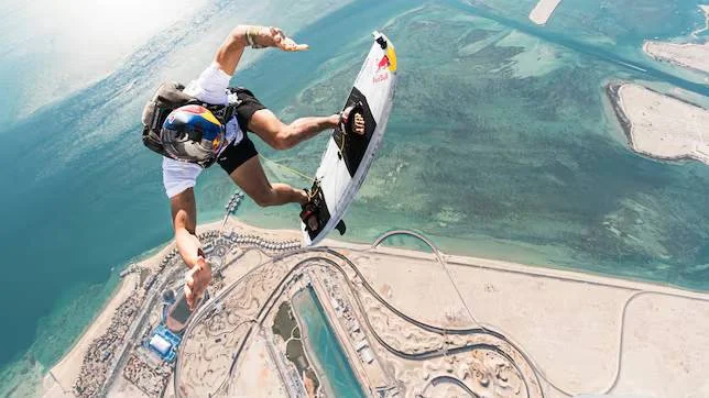 Surf Abu Dabi ya se convirtió en viral: la hazaña del deportista que saltó de un paracaídas