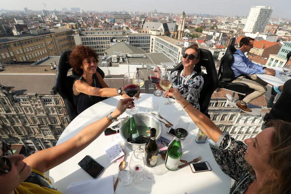 No sólo en Dubái: la experiencia de comer en el cielo en otros países