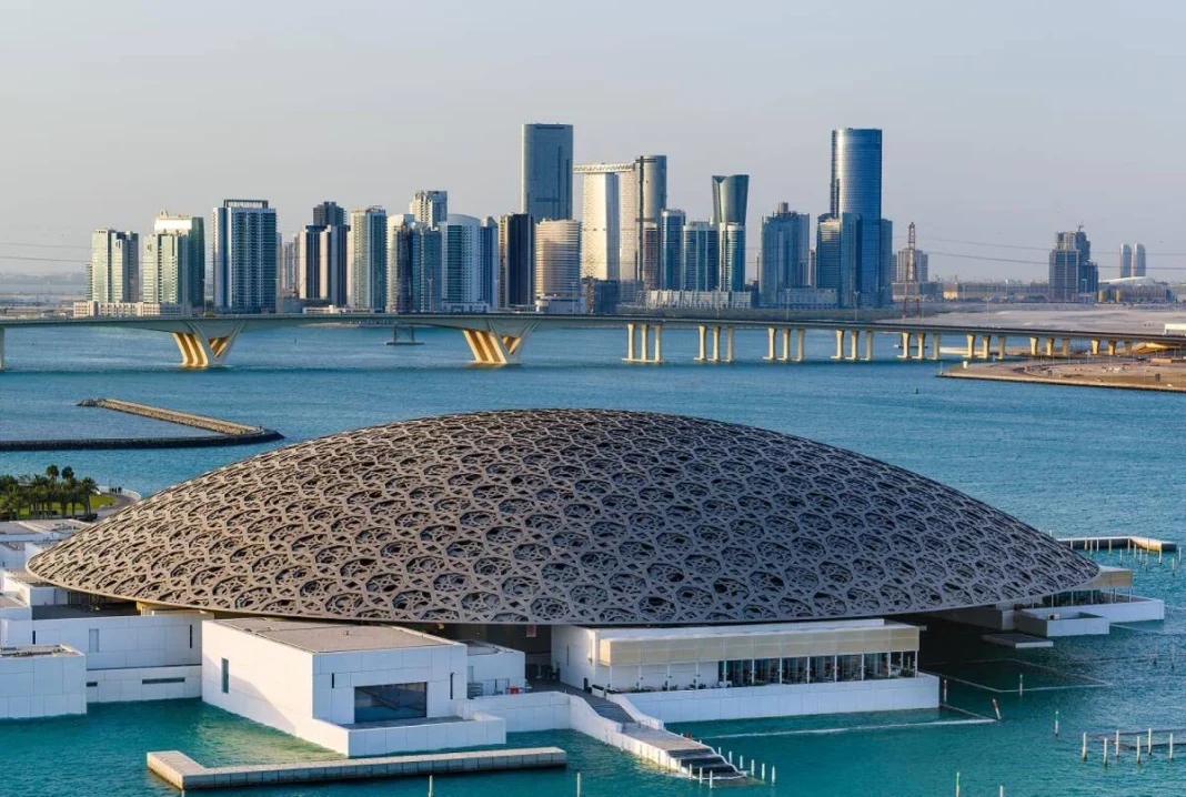 En una escala por Abu Dabi, descubre su edificio más espectacular, una joya oculta