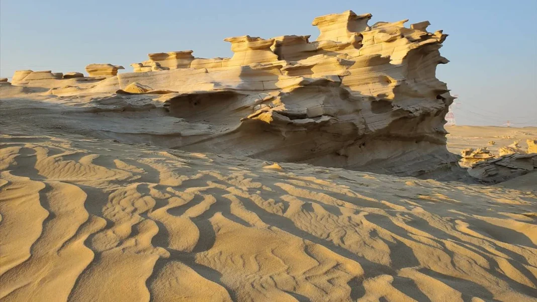 Olas congeladas en pleno desierto, el inhóspito paisaje a minutos de Abu Dabi