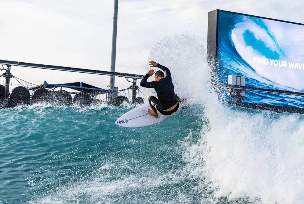 Abu Dabi reinventa el surf: olas medibles y aguas cristalinas en una experiencia de lujo