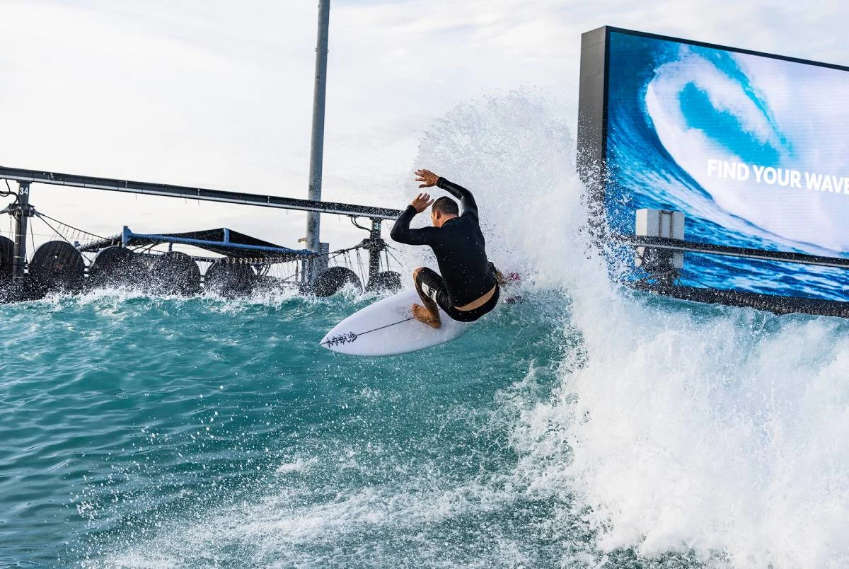 Abu Dabi reinventa el surf: olas medibles y aguas cristalinas en una experiencia de lujo