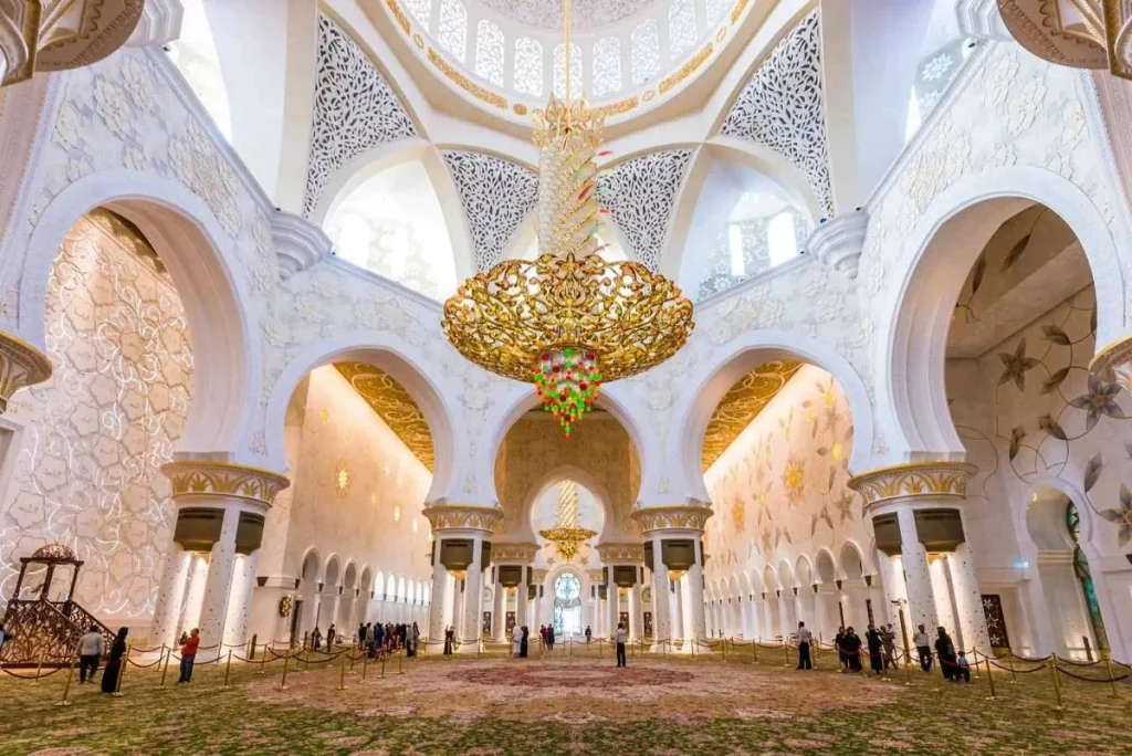 La magia de la mezquita más impresionante de Abu Dabi 