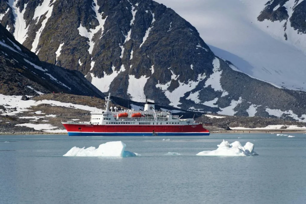 Traer un iceberg: la desopilante odisea para culminar con la sequía en el desierto