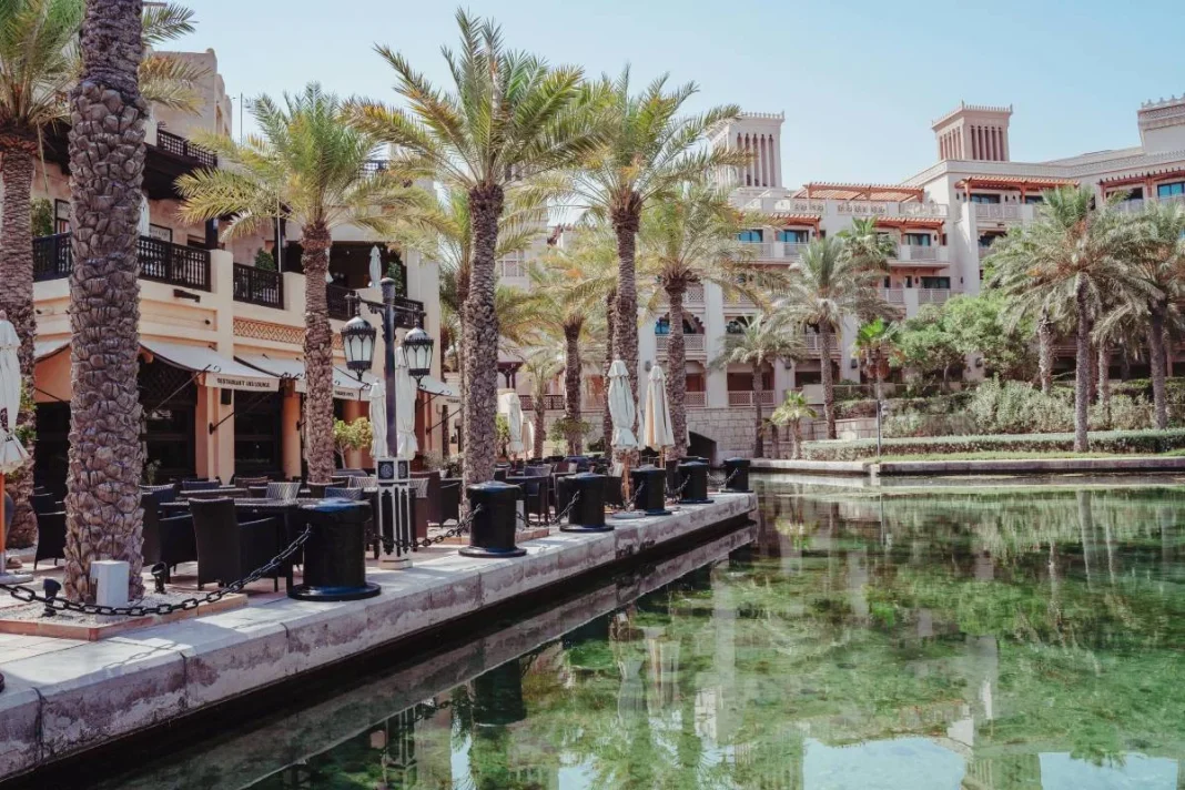 Madinat Jumeirah, el destino de ensueño que revoluciona el turismo en Dubái con más de 40 restaurantes y barcos eléctricos 