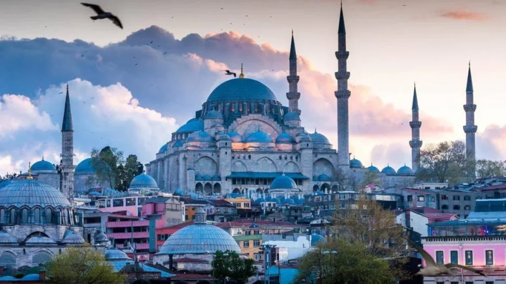 Lejos de Abu Dabi, la verdadera mezquita azul está en Estambul 