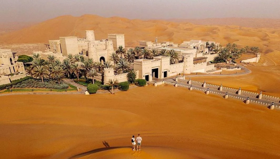 Este hotel de Abu Dabi, rodeado de dunas, es el nuevo paraíso ‘instagrameable’ del desierto