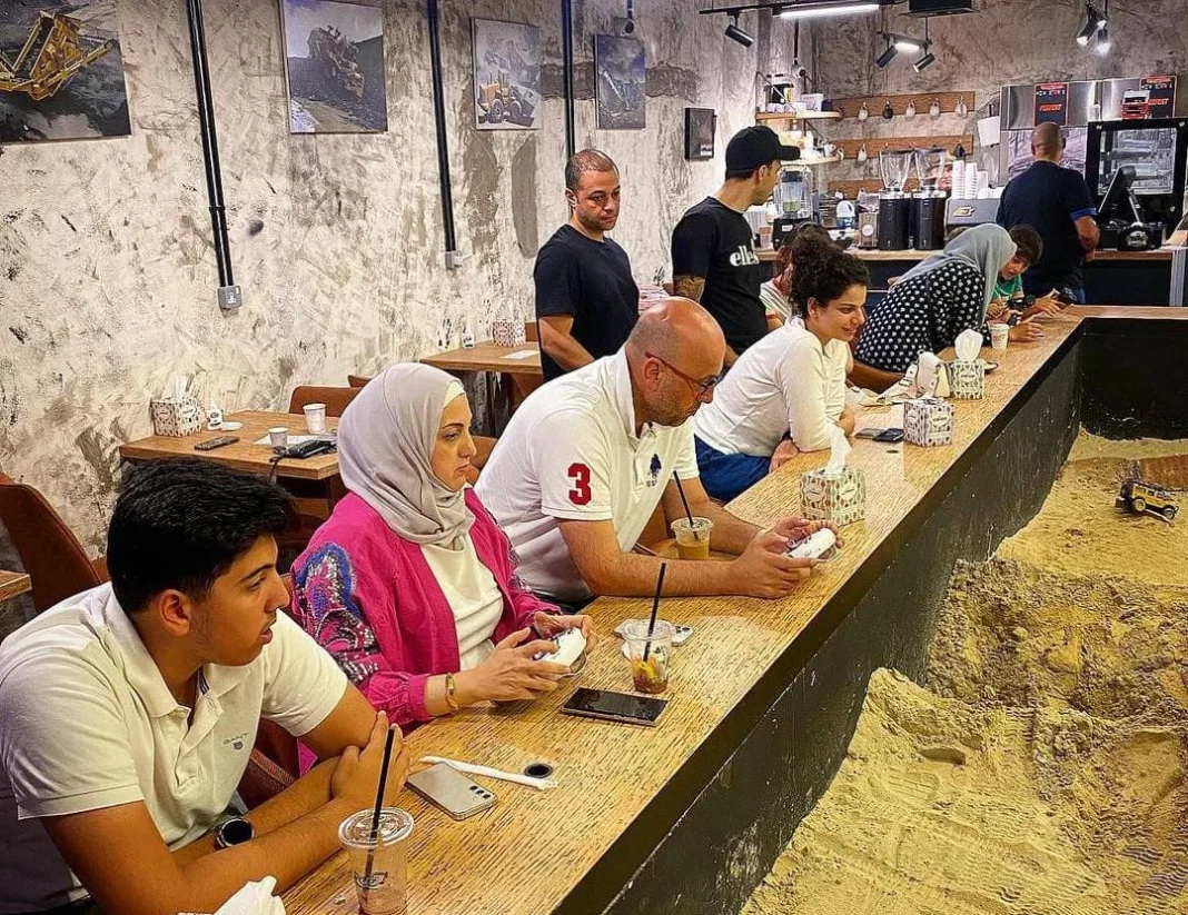 Café, excavadoras y Dubái en miniatura: la cafetería que es un paraíso para constructores