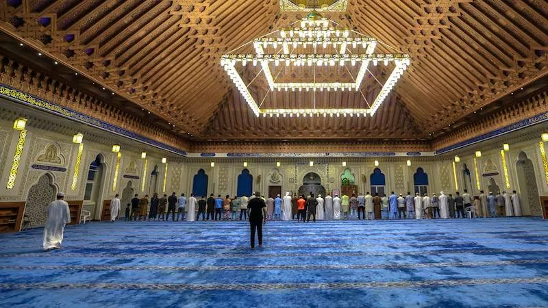 Los secretos de la Mezquita Azul, la más emblemática de Abu Dabi 