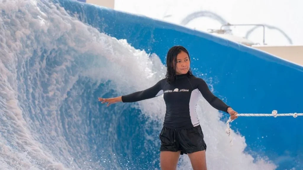 Surf en pleno desierto, cómo es la vertiginosa experiencia en Abu Dabi 