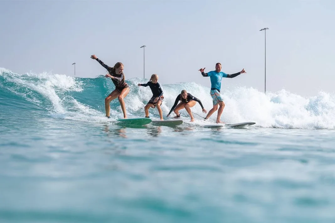 La aventura de surf más extrema llega a Abu Dabi con la ola artificial más larga del planeta