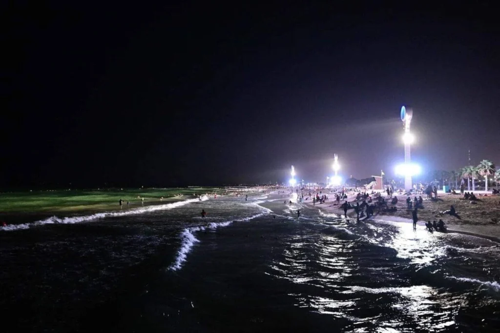 Disfrutas de las playas en la noche: la solución para enfrentar el calor de Dubái 