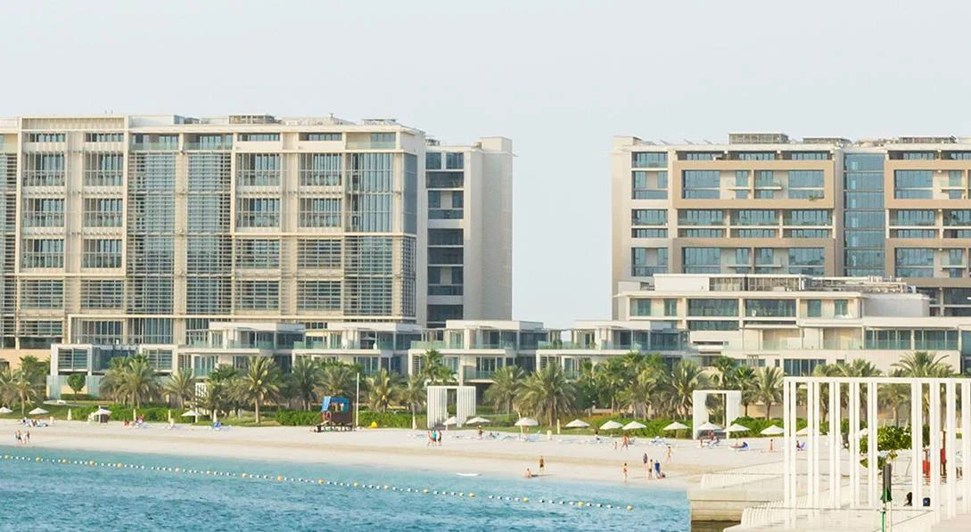 Al Raha Beach: equilibrio entre tranquilidad frente al mar y rentas ascendentes para portafolios diversificados (Abu Dabi)