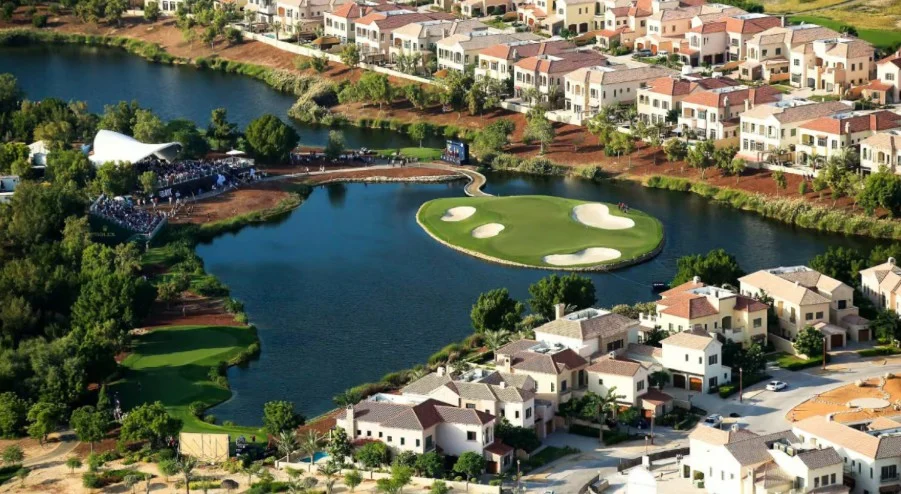 El momento es ahora para capitalizar el lujo renovado con potencial explosivo en Jouri Hills, Jumeirah Golf Estates, Dubái.