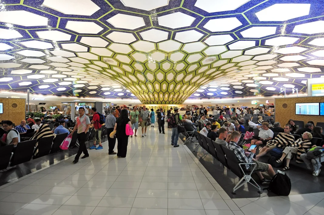 Zayed Airport: The World’s First Hub Operating 100% Without Physical Passports Aeropuerto Zayed: El primer "Hub" del mundo que funciona al 100% sin pasaportes físicos