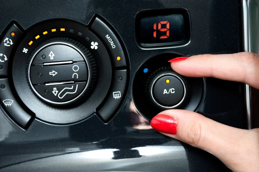 Revisar el coche antes de viajar por EAU en verano: neumáticos, batería, refrigerante y aire acondicionado Revisar el coche antes de viajar por EAU en verano: neumáticos, batería, refrigerante y aire acondicionado