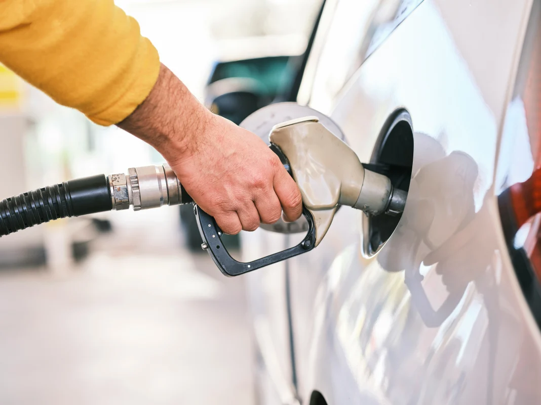 La AIE prevé caída de 4,3 millones de barriles diarios en 2026 por Ormuz: presión sobre el precio gasolina Emiratos precio gasolina Emiratos