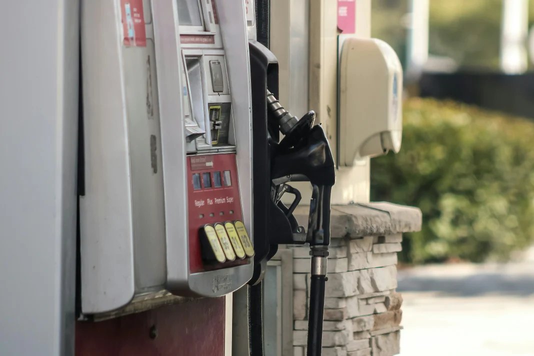 El crudo cae un 2% por Ormuz y alivia la presión en el precio gasolina precio gasolina Emiratos