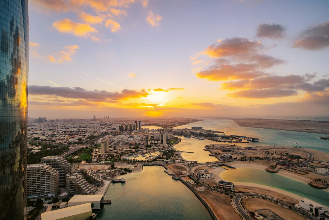 Qué significa la fortaleza de la economía de Abu Dabi para tu día a día como expatriado: Adnoc cuadruplica beneficios economía Abu Dabi