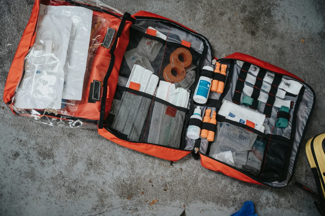 Kit de emergencia EAU: la historia del Trooper Box, el invento de una médica de Dubái tras las inundaciones kit de emergencia EAU