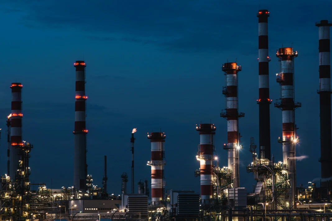 Refinería de Jazán: Aramco controla el incendio sin heridos y el mercado vigila el precio de la gasolina refinería Jazán