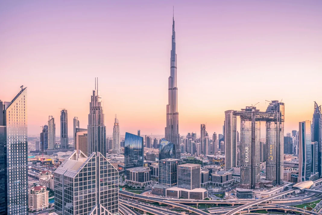 Salario para startups en Dubái: una IA inmobiliaria ofrece 4.000-5.000 AED a marketing B2B salario startups Dubái