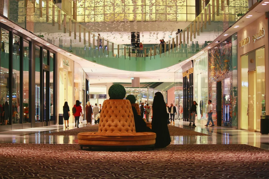 Trabajar en malls de Dubái: la norma no escrita que prohíbe sentarse al personal, denuncia un empleado con 4 años en retail trabajar en malls de Dubái