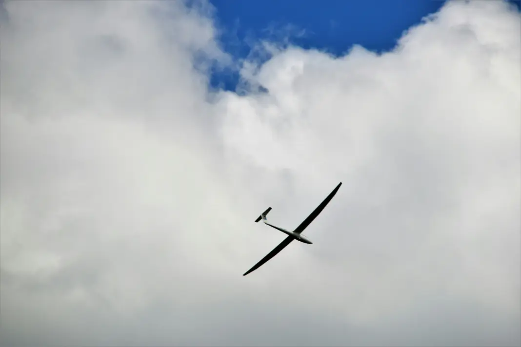 El avión solar que vigila los incendios de España desde 5.000 metros: prueba emiratí en Canarias avión solar incendios España