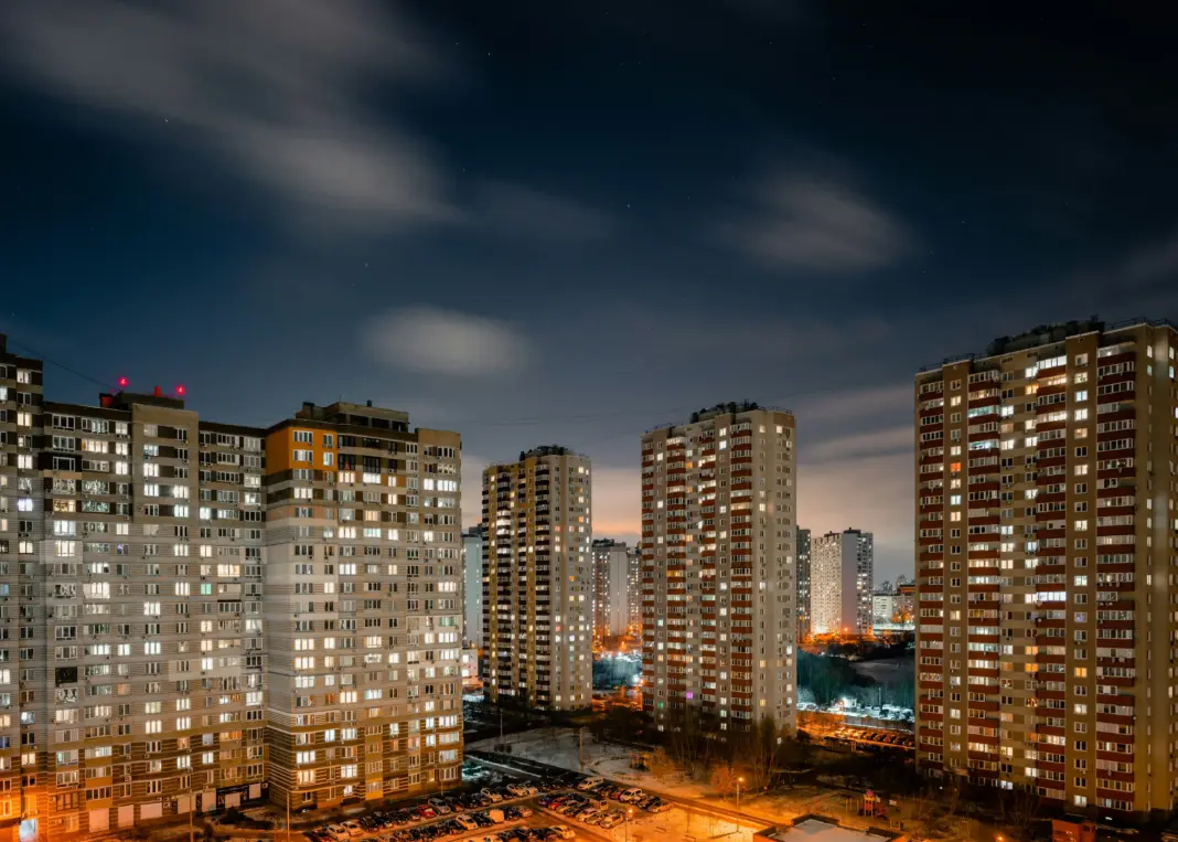 Sumar quiere prohibir a empresas comprar vivienda en España: qué cambia para tu sociedad comprar vivienda España