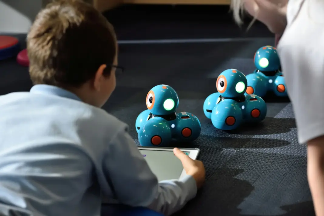 Educación STEM en Emiratos: el plan nacional de ciencia y lo que cambia para tu familia expatriada educación STEM Emiratos