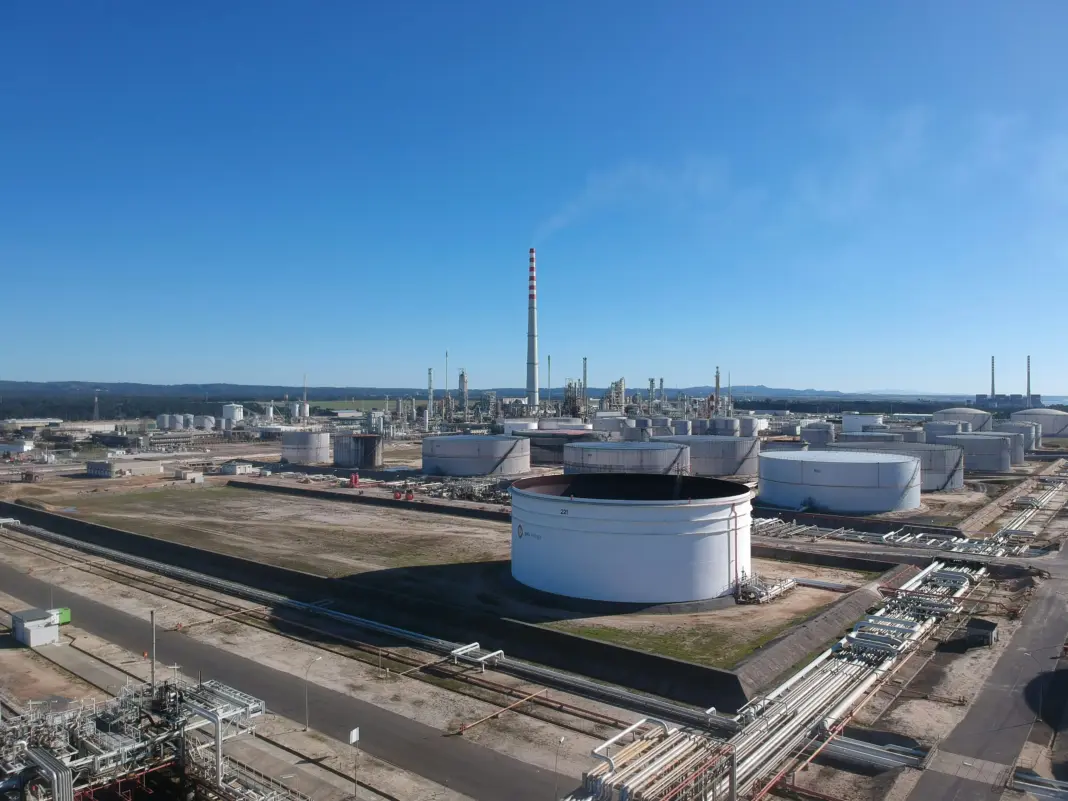 El crudo cae por debajo de 100 dólares: qué supone para el empleo y las primas del sector energético en Abu Dabi empleo energía Abu Dabi
