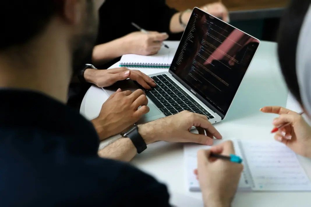 Empleo en ingeniería de ventas en Dubái: marina portuaria o automatización, dos carreras y dos bandas solutions engineering UAE
