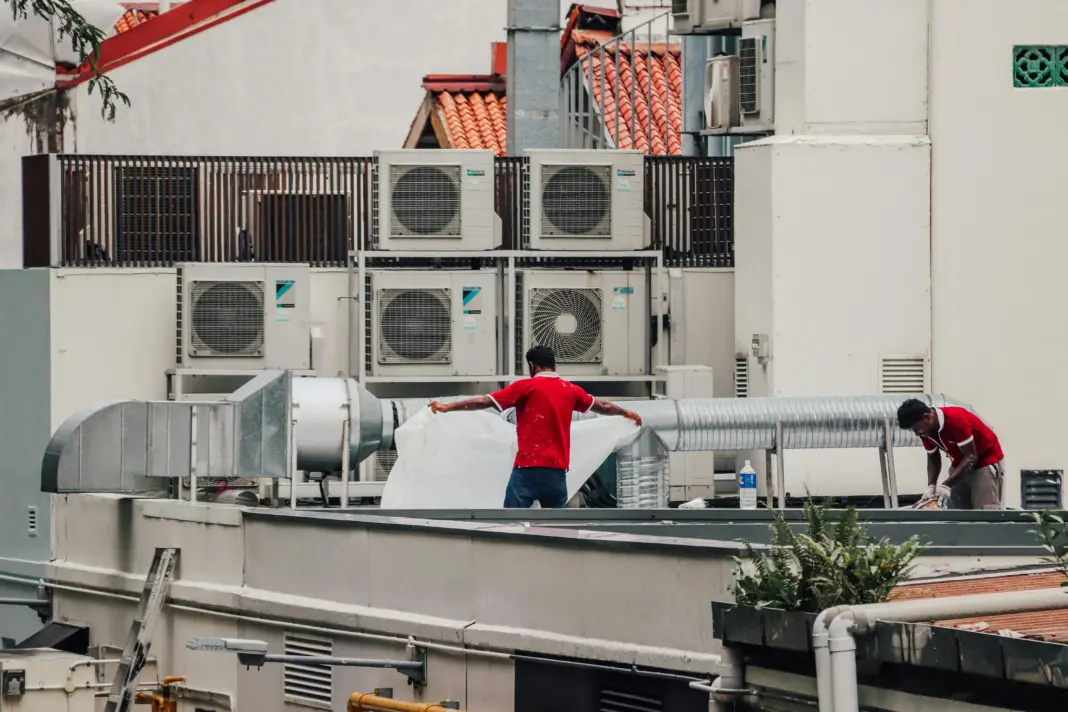 Oficios que la IA no sustituye en Dubái: cuánto se paga a refrigeración y fontanería oficios Dubái