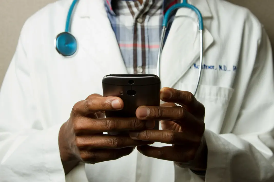Publicidad médica en Dubái: la DHA prohíbe ‘el mejor’, ‘100%’ y ‘éxito garantizado’ en anuncios de redes sociales publicidad médica Dubái