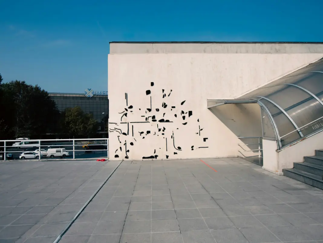 Cuentas gigantes en una rotonda: así se vive la Bienal de Arte Público de Abu Dabi en Al Ain arte gratis Abu Dabi