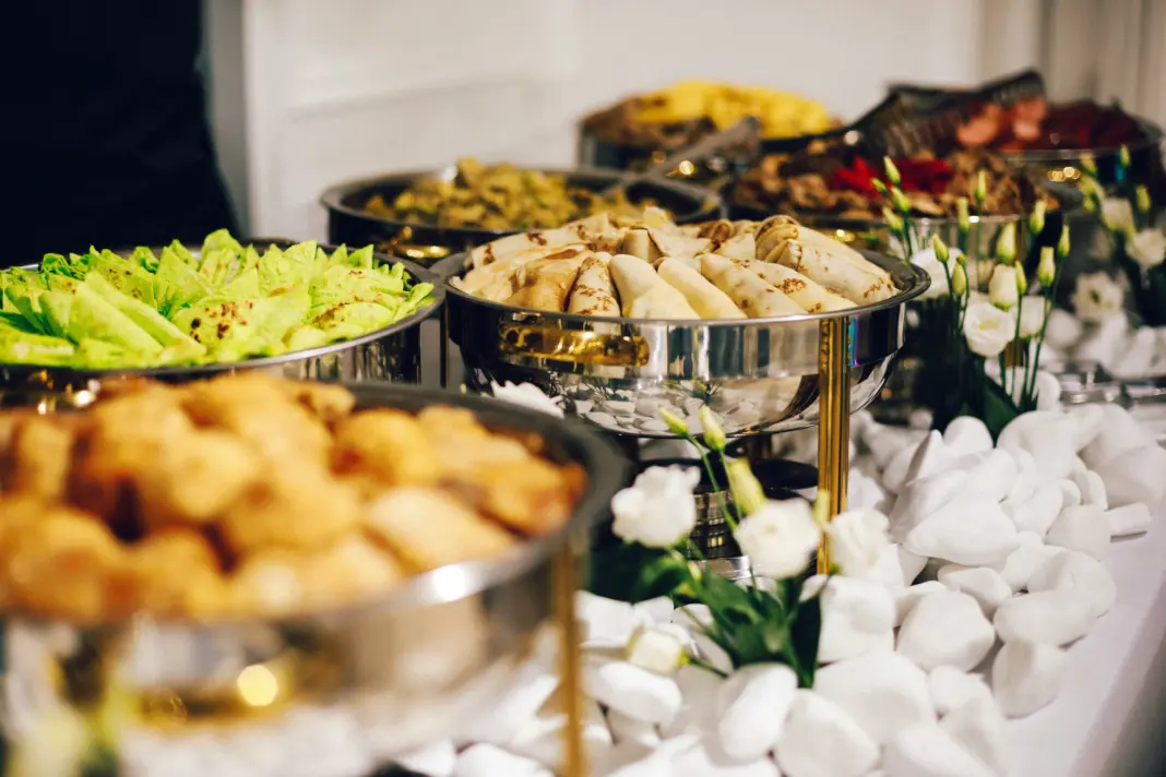 La comida sobrante de las bodas en Dubái ya no se tira: así llega a quien la necesita comida sobrante bodas Dubái