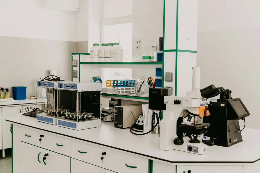 Empleo life sciences en Dubái: IQVIA pide un CRA con árabe fluido y un año de monitorización empleo life sciences Dubái