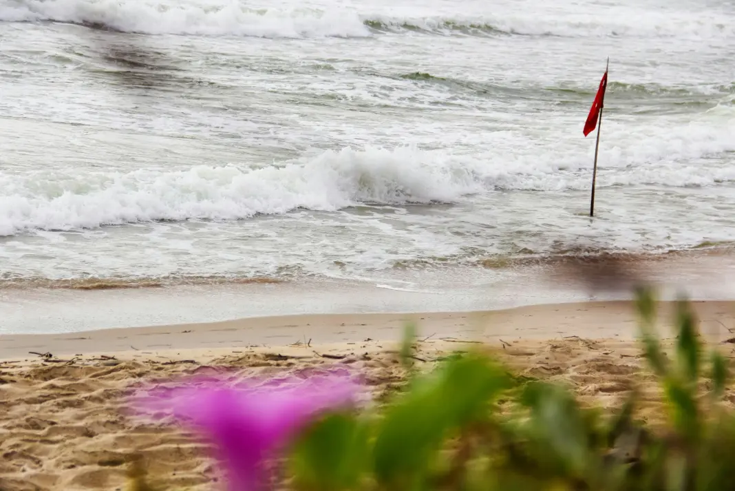 Playas cerradas en Emiratos por el vertido: qué está clausurado y cómo rehacer tu plan de costa playas cerradas Emiratos