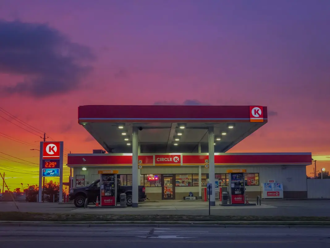 Por qué el precio de la gasolina en Emiratos sube en noviembre (y qué se te va al mes) precio de la gasolina en Emiratos