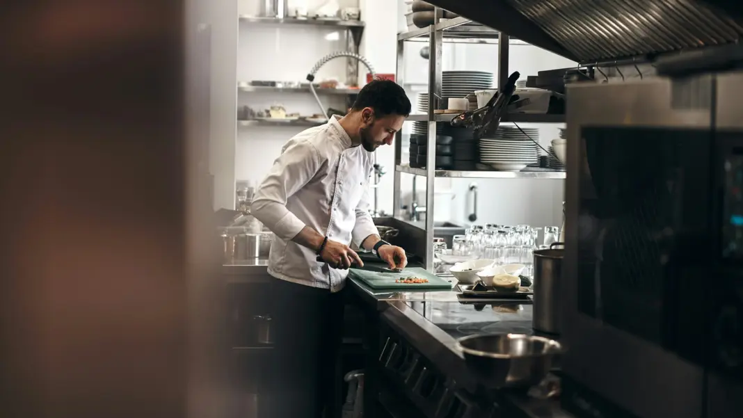 Salario hostelería Dubái: qué se paga por sala y cocina mientras Madrid pasa de dos a cuatro cocineros salario hostelería Dubái