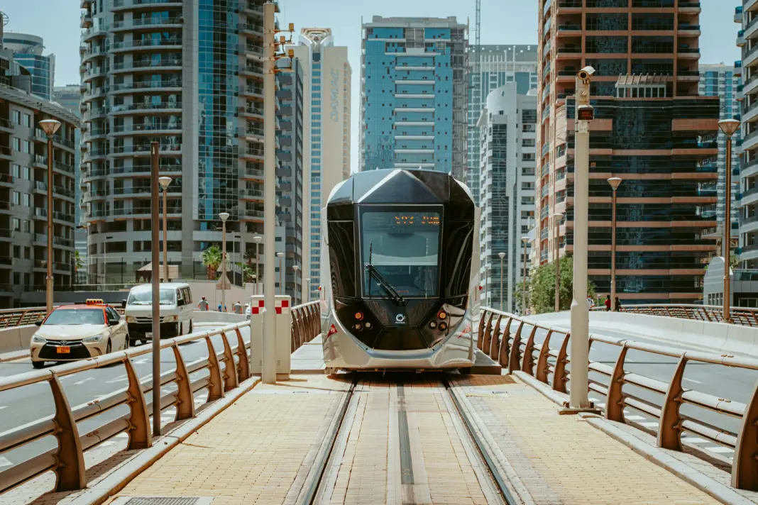 El tren Abu Dabi–Dubái ya circula: tarifas desde 39 dirhams y lo que cambia de verdad tren Abu Dabi Dubái